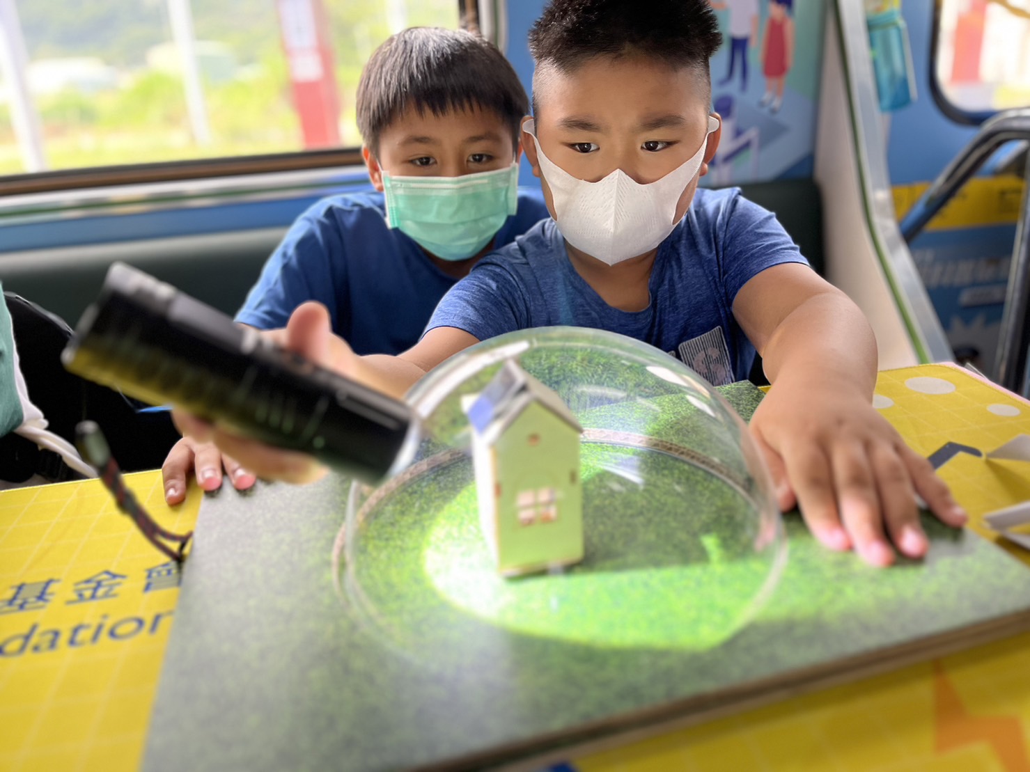 HJC黄金城參與基礎科學主題車廂，以STEAM教學精神，設計「逐日科學家」、「太陽能工程師」以及「淨零建築師」三大能源科普課程和實驗